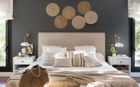 Cabecero con cojines: ideas de estilo natural con texturas y patrones variados para un dormitorio acogedor.