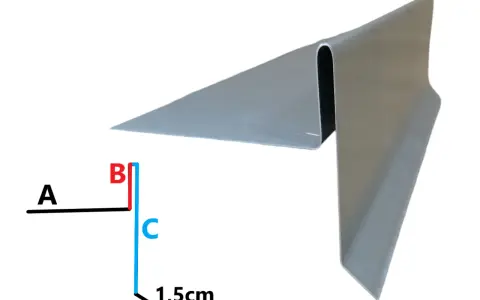 Metalowy profil wiatrownicy bocznej, z zaznaczonymi wymiarami i literami A, B, C. Idealny do montażu.