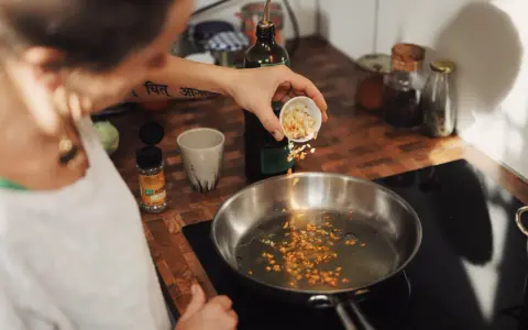 Jak podgrzewać catering dietetyczny? Smak i bezpieczeństwo!