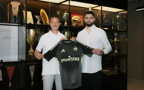 Nowy bramkarz Legii, w otoczeniu trofeów, prezentuje nowy strój.