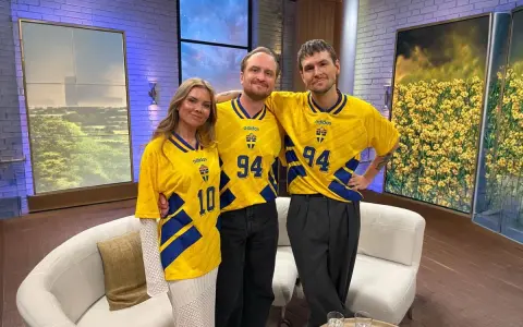 Julia Glenmark och två vänner i svenska landslagströjor, redo för fest.