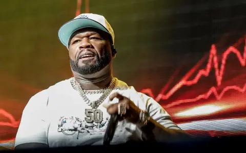 50 Cent på scen i Sverige, med en stor kedja och keps.