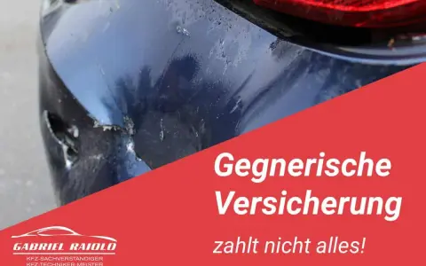 Beschädigter blauer Kotflügel. Die gegnerische Versicherung zahlt nicht alles! Logo von Gabriel Raiolo, Kfz-Sachverständiger.