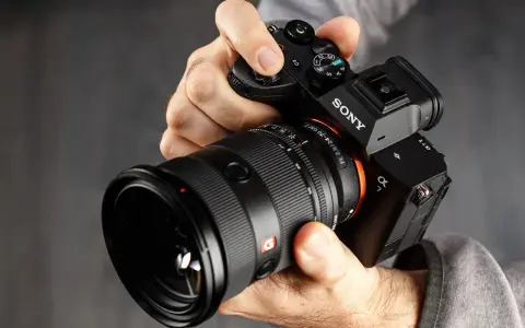 Mani che impugnano una Sony A7, obiettivo GM 2.8/24-70. Dettagli per la recensione.