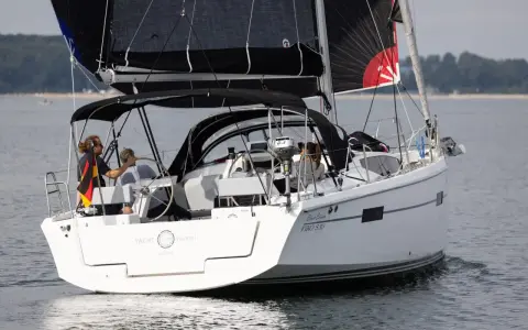 Segelboot mit schwarzem Großsegel und schwarzem Gennaker, erinnert an die legendären Fahrten von Eric Tabarly.