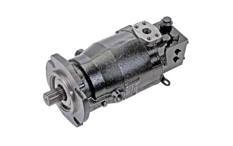 Czarny, metalowy hydrostat do kombajnu z wałkiem napędowym i przyłączami hydraulicznymi.