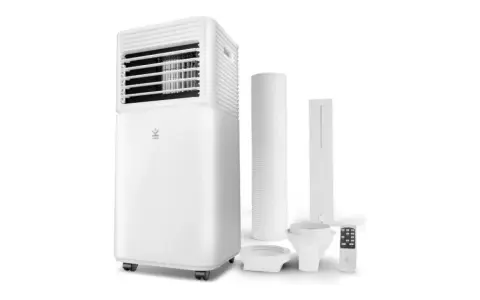 Un climatizador evaporativo blanco con accesorios: tubo, adaptador y mando a distancia.