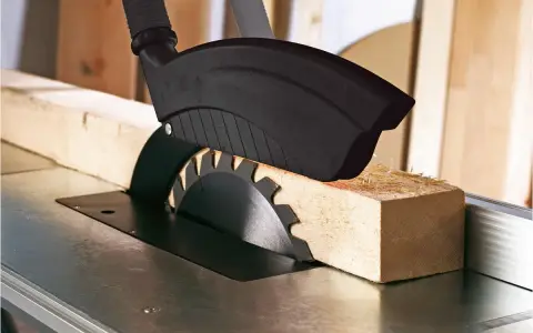 En cirkelsåg skär genom en träbit. Det finns olika sågar för olika projekt.