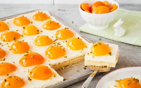 Ein einfacher Spiegeleierkuchen mit Aprikosen und Pistazien. Perfekt für jede Gelegenheit.