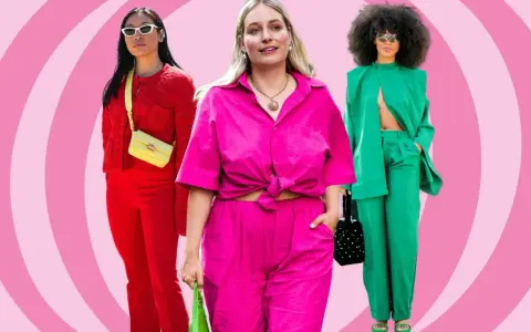 Drei Frauen in leuchtenden Outfits: Rot mit gelber Tasche, Pink und Grün. Inspiration, welche farben passen zusammen kleidung.