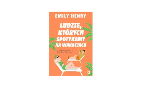 Okładka książki "Ludzie, których spotykamy na wakacjach" Emily Henry. Dwie osoby relaksują się na leżakach, otoczone palmami.