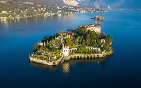 Isola Bella sul Lago Maggiore, un gioiello da ammirare in moto.