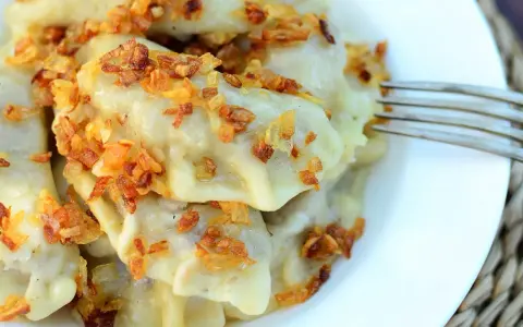 Pyszne pierogi z kaszą gryczaną i serem, posypane chrupiącą cebulką. Sprawdzony przepis na domowy obiad.