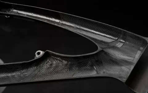 Wyjątkowa rama karbonowa, lekka i wytrzymała, w kontraście do tradycyjnej ramy aluminiowej.