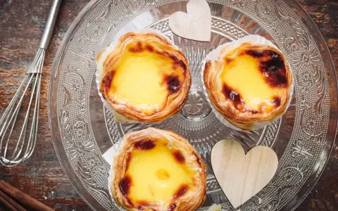 Pastéis de nata mit Vanillepudding-Füllung, bereit zum Genießen. Ein köstliches Rezept für süße Momente.