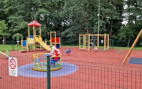 Dlaczego plac zabaw jest zamknięty? Sprawdź, kiedy się otworzy!
