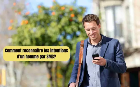Un homme souriant regarde son téléphone, un texte jaune sur fond flou demande : "Comment reconnaître les intentions d'un homme par SMS ?