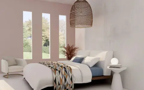 Acogedora habitación blanca y beige con cama confortable, sillón y vistas al jardín a través de ventanas verticales.
