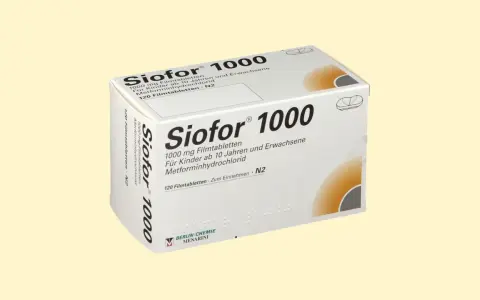 Opakowanie leku Siofor 1000 mg, zawierające 120 tabletek powlekanych z metforminą. Stosowany u dzieci od 10 lat i dorosłych.