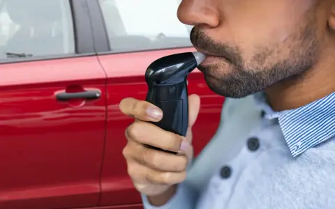 Alkomat: Które badanie wiąże prawnie? Twoje prawa!