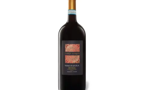 Flasche Corte Aurelio Nero d'Avola Sicilia. Der Geschmack verspricht fruchtige Noten.
