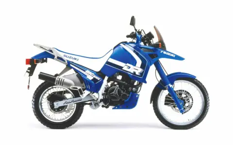 Niebieski motocykl Suzuki DR 800 BIG z białymi akcentami, gotowy na przygodę.