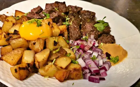 Biff Rydberg med stekt potatis, rå äggula, hackad rödlök och en klick senap. En klassisk svensk rätt som smakar ljuvligt.