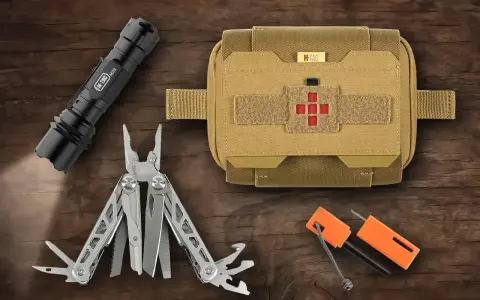 Latarka, multitool, krzesiwo i apteczka – to wszystko elementy, które mogą przydać się w sytuacjach awaryjnych. Zastanawiasz się, co to jest EDC? To właśnie zestaw przydatnych przedmiotów, które nosisz przy sobie na co dzień.