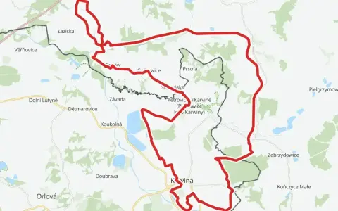 Mapa z zaznaczoną na czerwono żelazną trasą rowerową, biegnącą przez tereny Czech i Polski, w okolicach Karwiny i Jastrzębia-Zdroju.