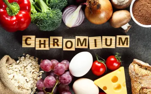 Słowa "CHROM" na drewnianych klockach otoczone przez produkty bogate w ten pierwiastek: papryka, brokuły, cebula, jajka, winogrona, owies, ser, pomidory, grzyby, chleb i proszek.