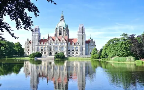 Das Neue Rathaus in Hannover spiegelt sich im Maschsee. Hier kann man viel entdecken, was man in Hannover machen kann!