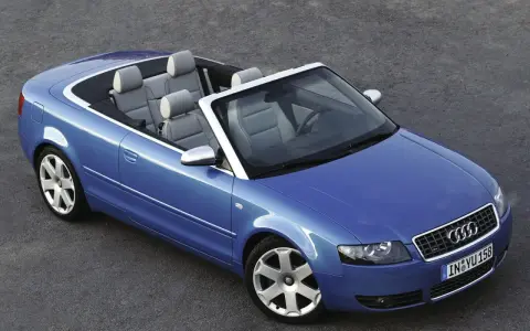 Blauer Audi 80 Cabrio mit 6 Zylinder Motor, offen und bereit für eine Spritztour.