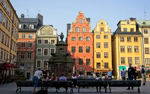 Färgglada hus på Stortorget i Gamla Stan, Stockholm. Perfekt för stockholm tipps och en paus på bänken.