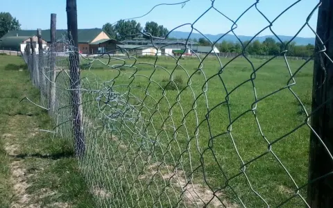 Ogrodzenie z siatki leśnej - jak ustawić słupki, by uniknąć problemów