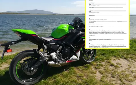 Zielony motocykl Kawasaki przy jeziorze, obok dokument "Umowa kupna-sprzedaży motocykla".