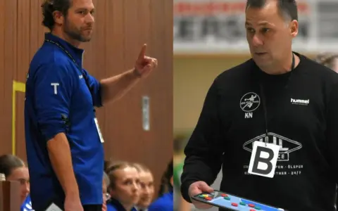 Sebastian Nielsen, Trainer, gibt Anweisungen. Links ein Mann im blauen Shirt, rechts ein Mann im schwarzen Sweatshirt mit Taktiktafel.