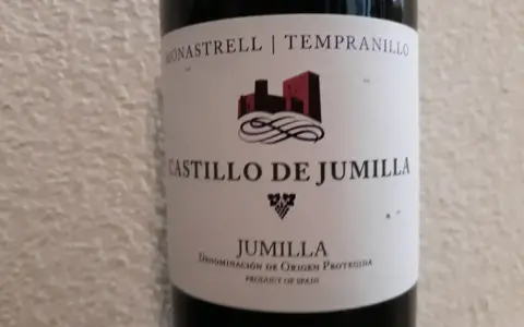Flaschenetikett für Castillo de Jumilla Wein, mit Monastrell und Tempranillo Trauben. Ein Schloss-Symbol ziert das Etikett.