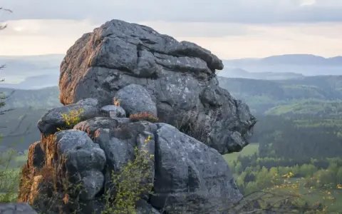 Góry Stołowe z dziećmi w tle, skalne formacje jak z bajki.
