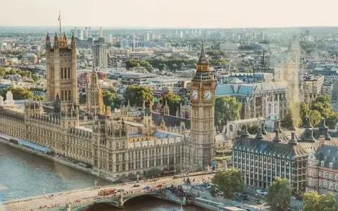 Widok na Parlament i Big Bena. Zastanawiasz się, ile się leci do Londynu, by zobaczyć te cuda?