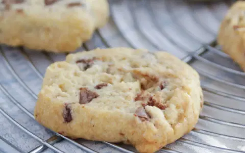 Délicieux cookies aux pépites de chocolat, parfaits pour une recette pâte à cookie réussie. Ils refroidissent sur une grille.