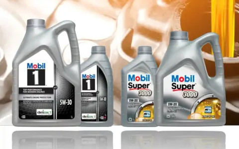 Cztery butelki oleju silnikowego Mobil 1 i Mobil Super 3000.