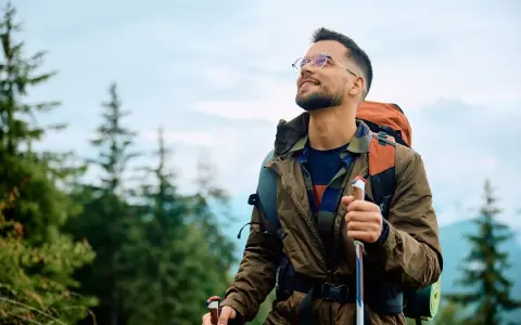 Jakie okulary w góry? Ekspert radzi: Chroń wzrok na szlaku!
