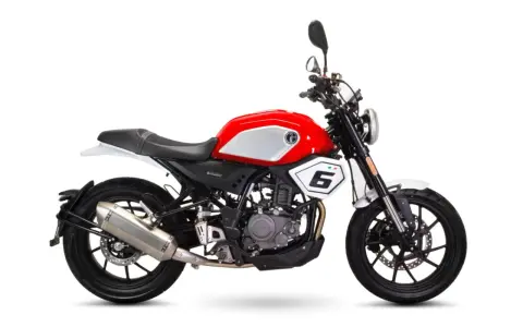 Stylowy motocykl Junak SC 125 V Max w czerwono-srebrnej kolorystyce, z numerem 6 na tabliczce.