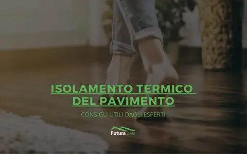 Piedi nudi su un pavimento in legno, con testo "Isolamento Termico del Pavimento". Un pavimento isolante rende la casa più confortevole.