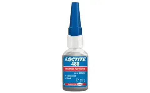 Loctite 480 - czarny, utwardzony klej błyskawiczny. Idealny, gdy zastanawiasz się, czym skleić aluminium.
