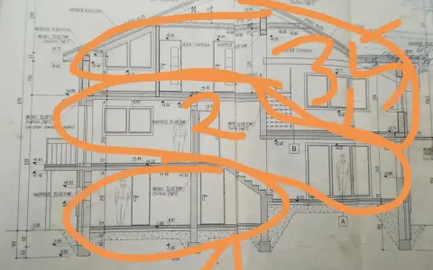 Przekrój przez budynek z zaznaczoną każdą kondygnacją, fundamentami i stropami.