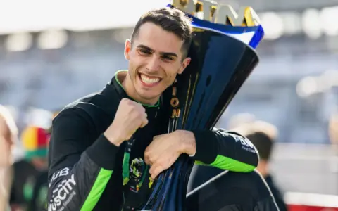 Thomas Preining jubelt mit einer Trophäe, sein Gesicht strahlt vor Freude.