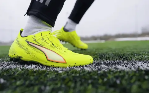 Żółte korki AG na sztucznej murawie, gotowe do gry. Co to znaczy? To znaczy, że czas na trening!