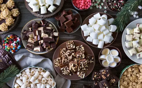 En härlig samling julgodis, allt från chokladbitar till marshmallows och krispiga godsaker. Perfekt för julgodis enkelt!