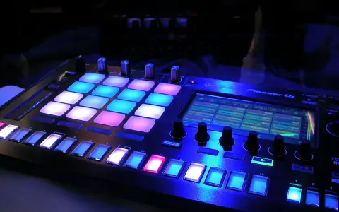 Pioneer DJ sampler z podświetlanymi padami i ekranem, idealny, by dowiedzieć się, jak zacząć robić muzykę.